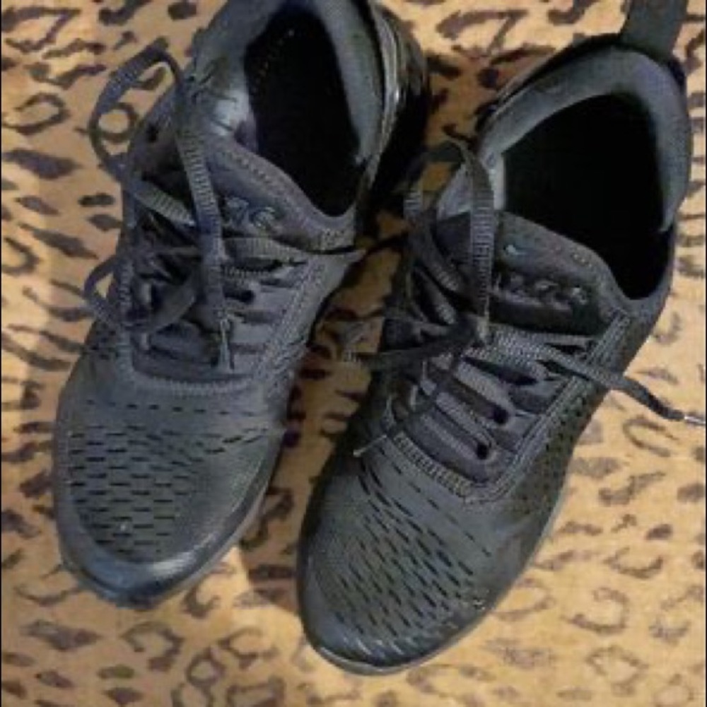 COPY - New Nike Air 27c Youth
Black size 7.0
(fit Womens 8.0)